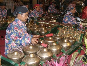 A gamelan player playing bonang. Gamelan Yogyakarta style during a Javanese wedding in Taman Mini Indonesia Indah.